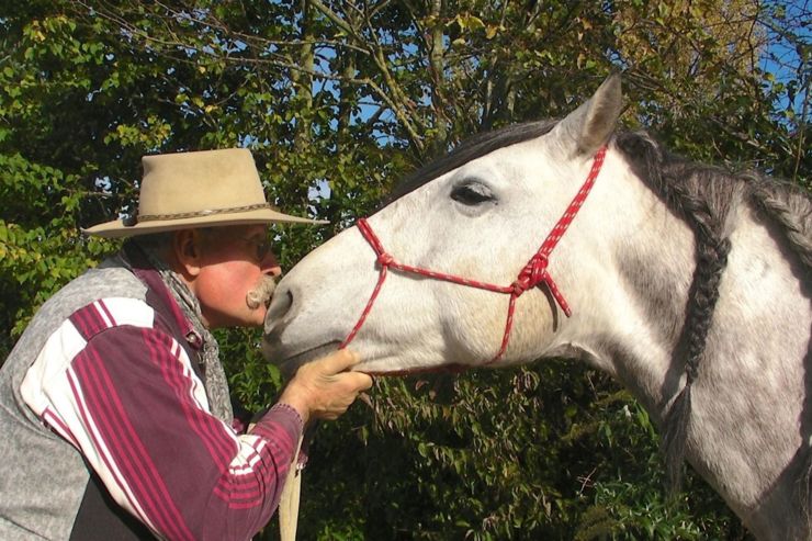 Berni küsst Pferd.jpg